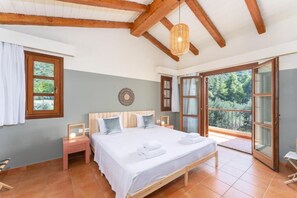 Family Suite, Balcony, Sea View | Meja, Wi-fi percuma 