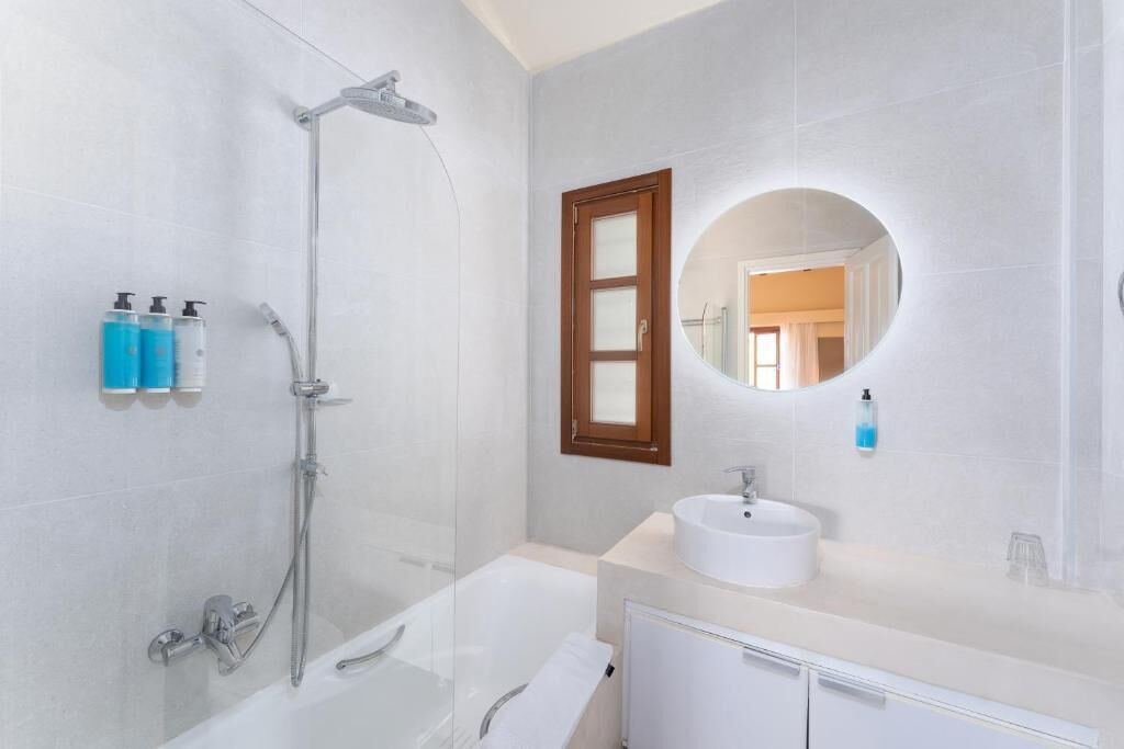 Familien-Suite, Balkon, Meerblick | Badezimmer | Kostenlose Toilettenartikel, Haartrockner, Handtücher, Seife