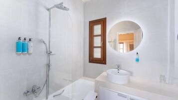 Familien-Suite, Balkon, Meerblick | Badezimmer | Kostenlose Toilettenartikel, Haartrockner, Handtücher, Seife