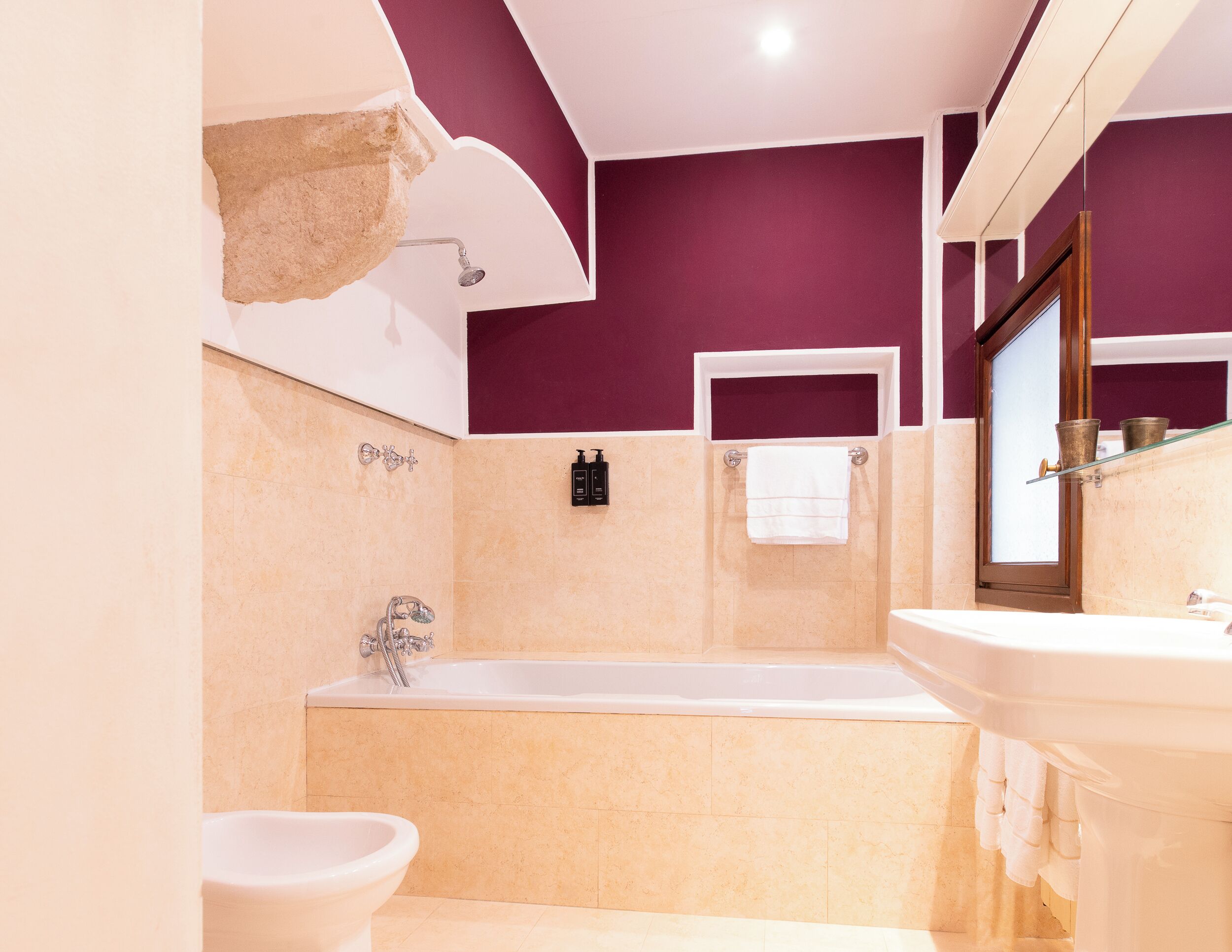 Une salle de bain avec une baignoire, un lavabo, des toilettes et une douche.