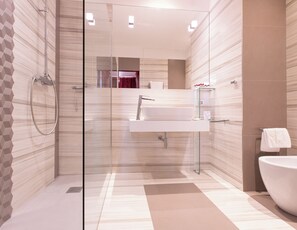 經典雙人或雙床房, 庭園景觀 | 浴室 | 淋浴設備、吹風機、拖鞋、毛巾