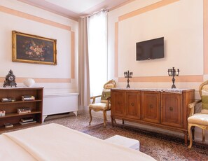 Kamar Double atau Twin Klasik, pemandangan halaman | Tirai kedap cahaya, setrika/meja setrika, dan Wi-Fi gratis