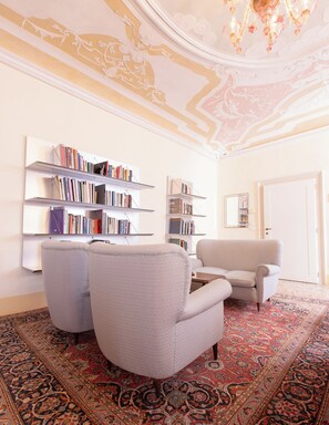 ห้องจูเนียร์สวีท, วิวสวนหย่อม | บริเวณนั่งเล่น