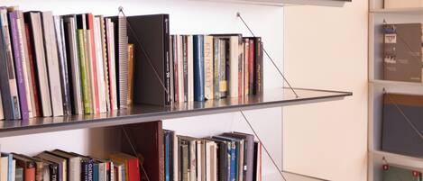 Juniorsvit - utsikt mot innergården | Vardagsrum