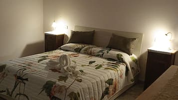 Silitysrauta/-lauta, Wi-Fi, vuodevaatteet