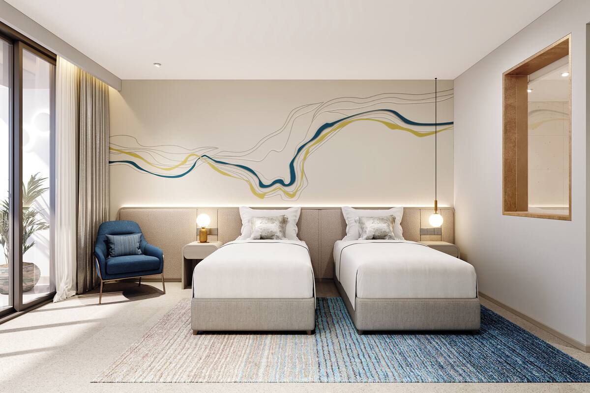 Une chambre d’hôtel moderne avec deux lits, un fauteuil bleu, une grande œuvre d’art abstraite accrochée au mur et une grande fenêtre avec des rideaux.
