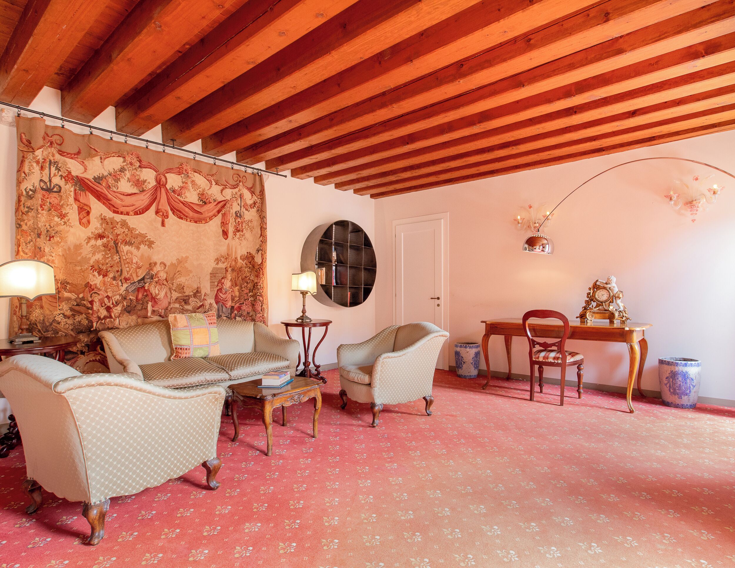 Superior Apartment, Courtyard View | Living area