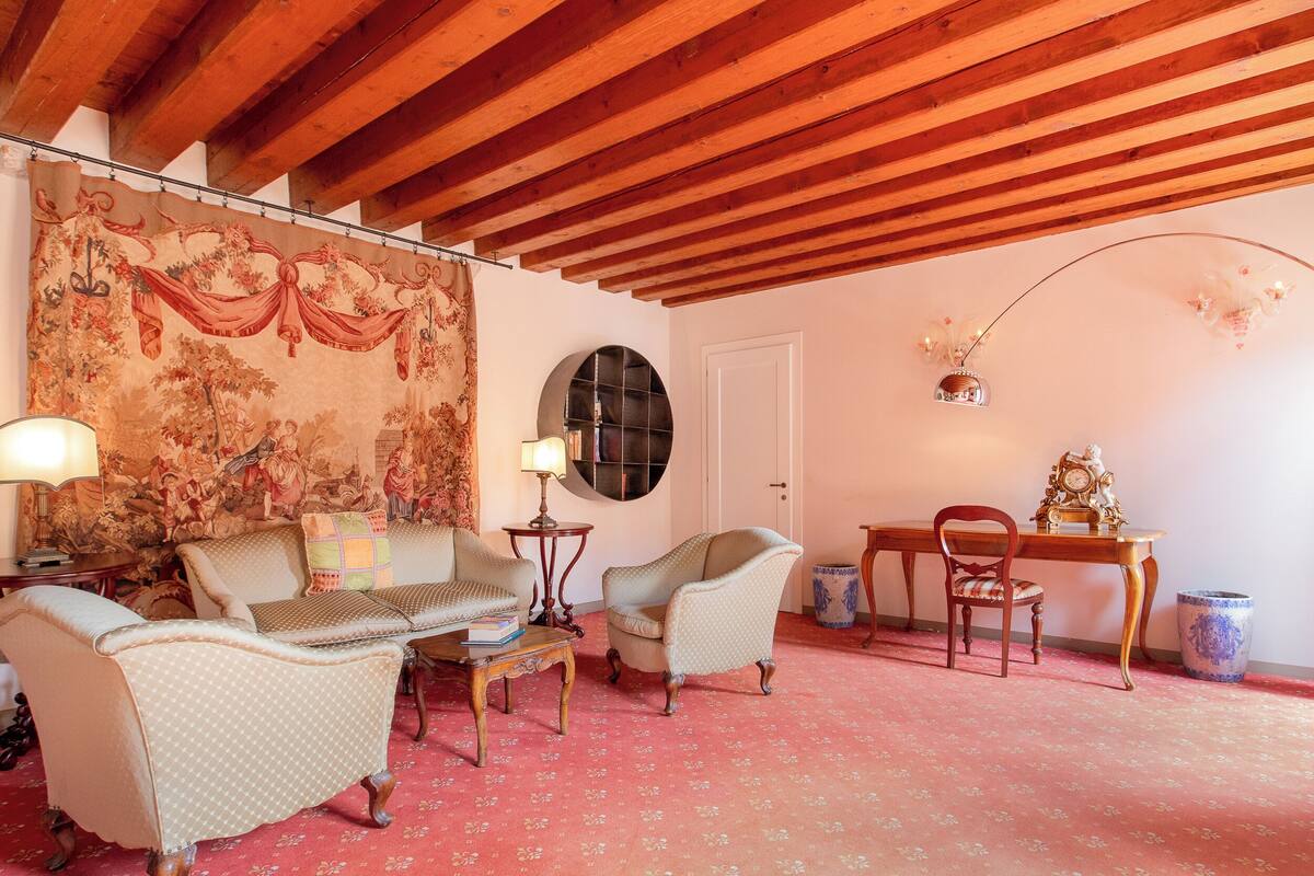 Superior Apartment, Courtyard View | Living area