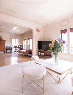 เพรสซิเดนเชียลอพาร์ทเมนท์, วิวคลอง | บริเวณนั่งเล่น