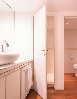 A bathroom with a white sink, a mirror, and a toilet. - Foscolo Apartments (Venice)