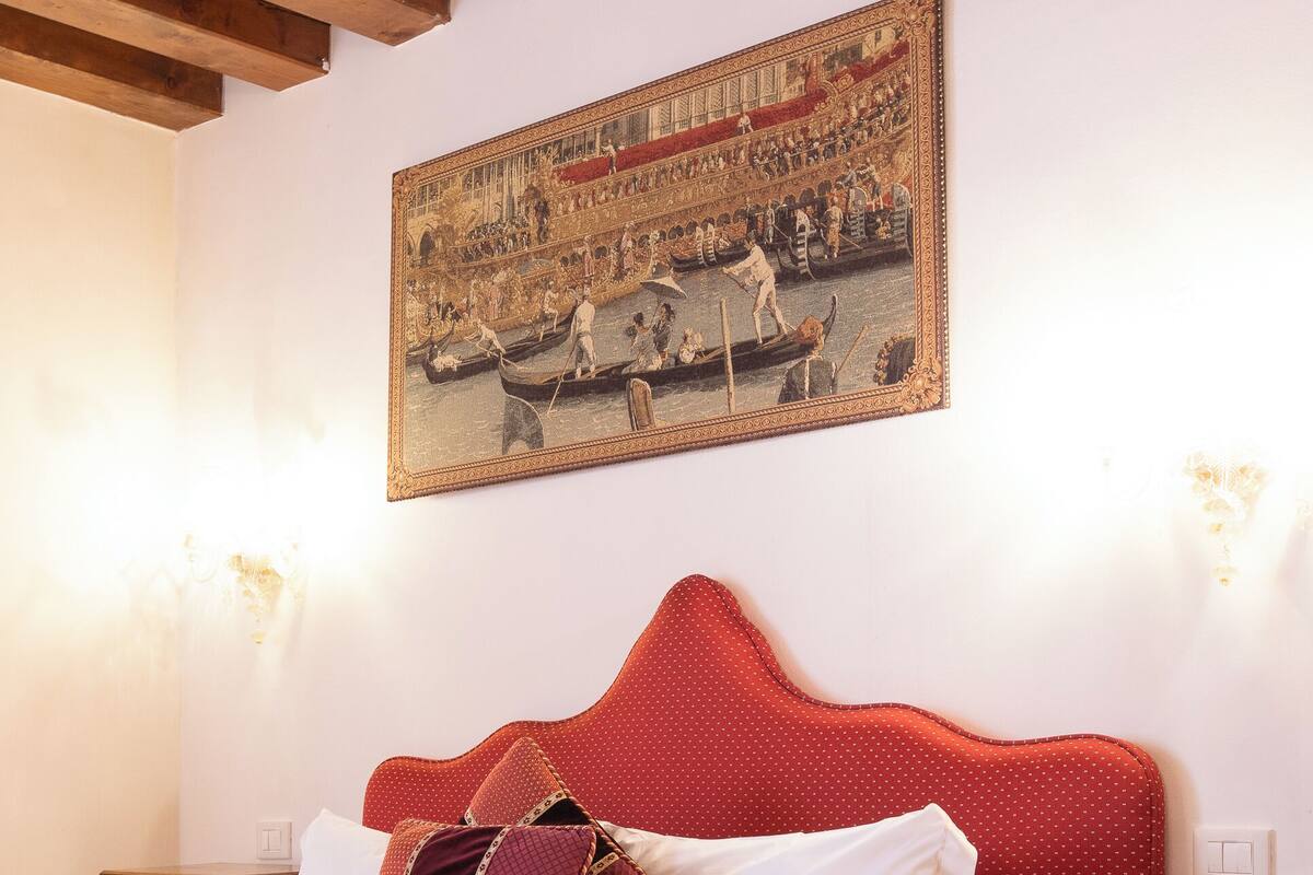 Classic Apartment, Courtyard View