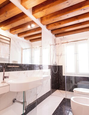 Superior Apartment, Courtyard View | Bathroom - Foscolo Apartments (Venice)
