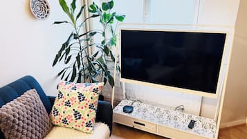 Apartment, 1 Bedroom, Accessible | Living room