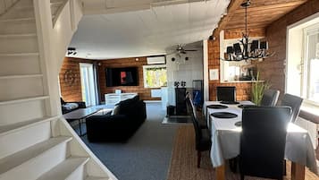 House, 3 Bedrooms, Balcony, Garden View | Dining