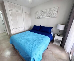 1 slaapkamer, een kluis op de kamer, een strijkplank/strijkijzer