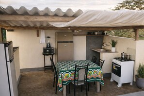 Microwave, oven, dan peralatan masak/sendok-piring