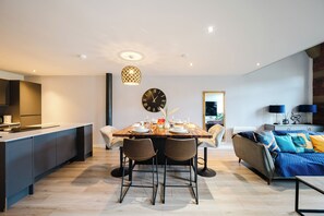 Dining - Premium Serviced Accommodation Bradford-3mins from TrainStation/5Beds/Free Parkn (Bradford)