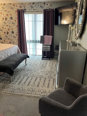 Unclassified image, 4 of 11, button - 2-bedroom condo in charming Silver Spring with AC and fitness room (Silver Spring)