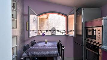 Réfrigérateur, micro-ondes, four, plaque de cuisson