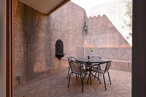 Outdoor dining - Les Oliviers de La Romarine (Cassis)