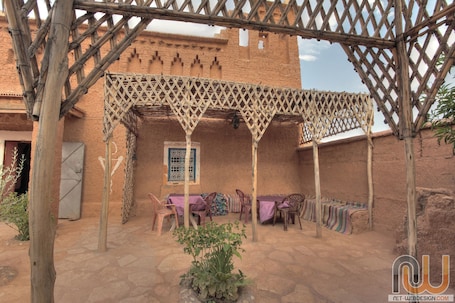 Outdoor dining. Maison d'hôtes tifaoute ait Ben haddou