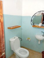 Ducha, artículos de tocador gratuitos, secador de pelo, toallas