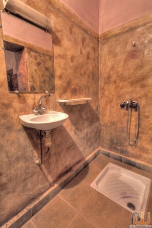 Shower, free toiletries, hair dryer, towels - Maison d'hôtes tifaoute ait Ben haddou  (Ait Benhaddou)