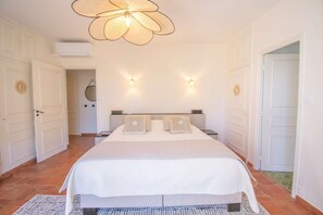 5 bedrooms, desk, iron/ironing board, WiFi - Villa 200m², 10 p, 5ch, AC, Piscine, Forêt privée (Saint-Paul-en-Forêt)