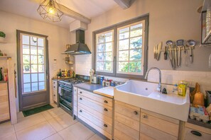 Fridge, microwave, oven, stovetop - Villa 200m², 10 p, 5ch, AC, Piscine, Forêt privée (Saint-Paul-en-Forêt)