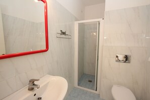 อพาร์ทเมนท์, 1 ห้องนอน, ระเบียง, วิวเมือง | ห้องน้ำ
