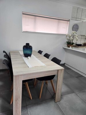 Comfort Apartment | Dining