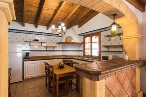 Fridge, microwave, oven, coffee/tea maker - Villa for 6 people with private pool (Inca)