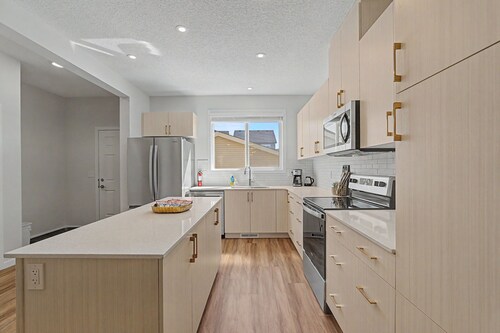 Rose - Modern home in West Edmonton w/ 4 Bedrooms