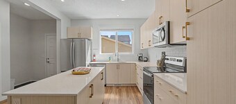 Rose - Modern home in West Edmonton w/ 4 Bedrooms