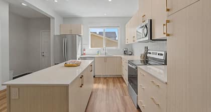 Rose - Modern home in West Edmonton w/ 4 Bedrooms