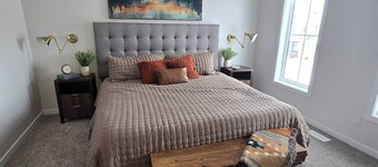 Rose - Modern home in West Edmonton w 4 Bedrooms