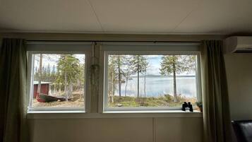 Hus - 1 sovrum - eldstad - sjöutsikt | Interiör