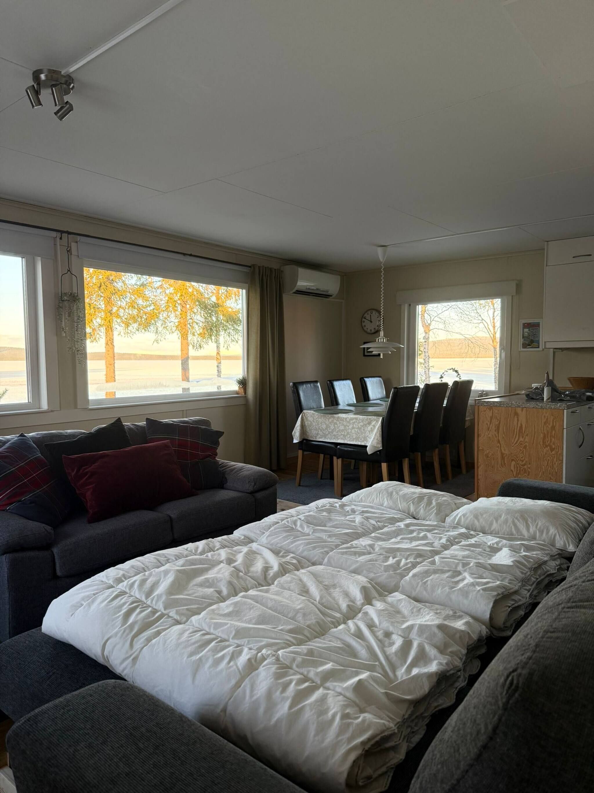 Hus - 1 sovrum - eldstad - sjöutsikt | Vardagsrum