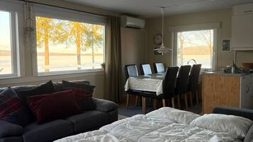 Hus - 1 sovrum - eldstad - sjöutsikt | Vardagsrum