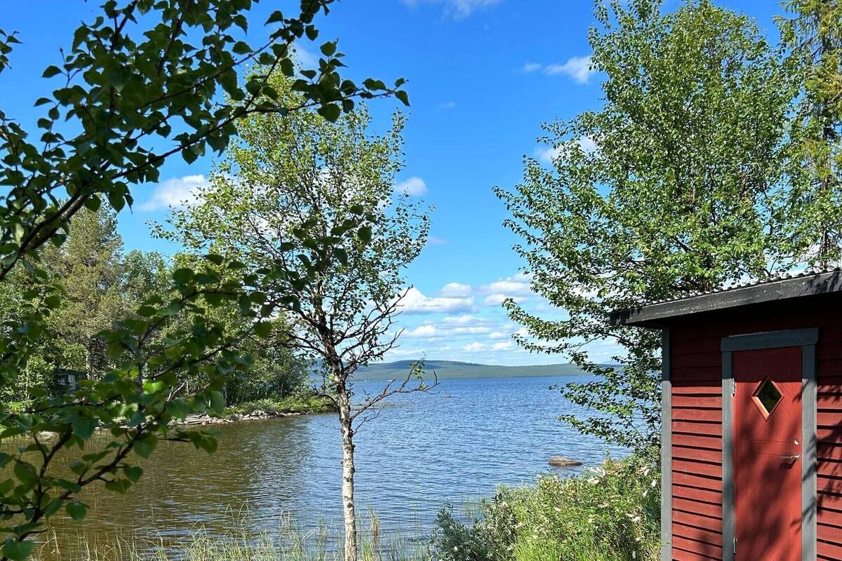 Hus - 1 sovrum - eldstad - sjöutsikt