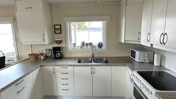 Hus - 1 sovrum - eldstad - sjöutsikt | Interiör