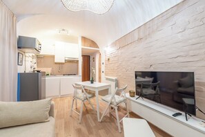 Apartamento (1 Bedroom) | Área de estar | Smart TV 32 polegadas com canais a cabo