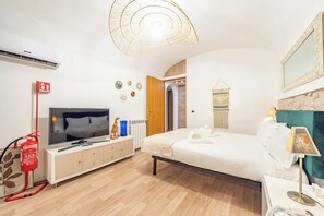 Apartamento (1 Bedroom) | 1 quarto, ferros/tábuas de passar roupa, roupa de cama