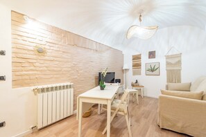 Apartment (1 Bedroom) | Living area | 32-inch Smart TV with cable channels - BHM Urban House Pigneto (Rome)