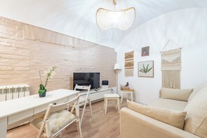 Apartment (1 Bedroom) | Living area | 32-inch Smart TV with cable channels - BHM Urban House Pigneto (Rome)