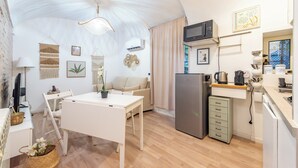 Apartment (1 Bedroom) | Ruang tamu | 32 inci sebuah televisyen pintar dengan kabel 
