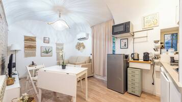 Apartamento (1 Bedroom) | Área de estar | Smart TV 32 polegadas com canais a cabo