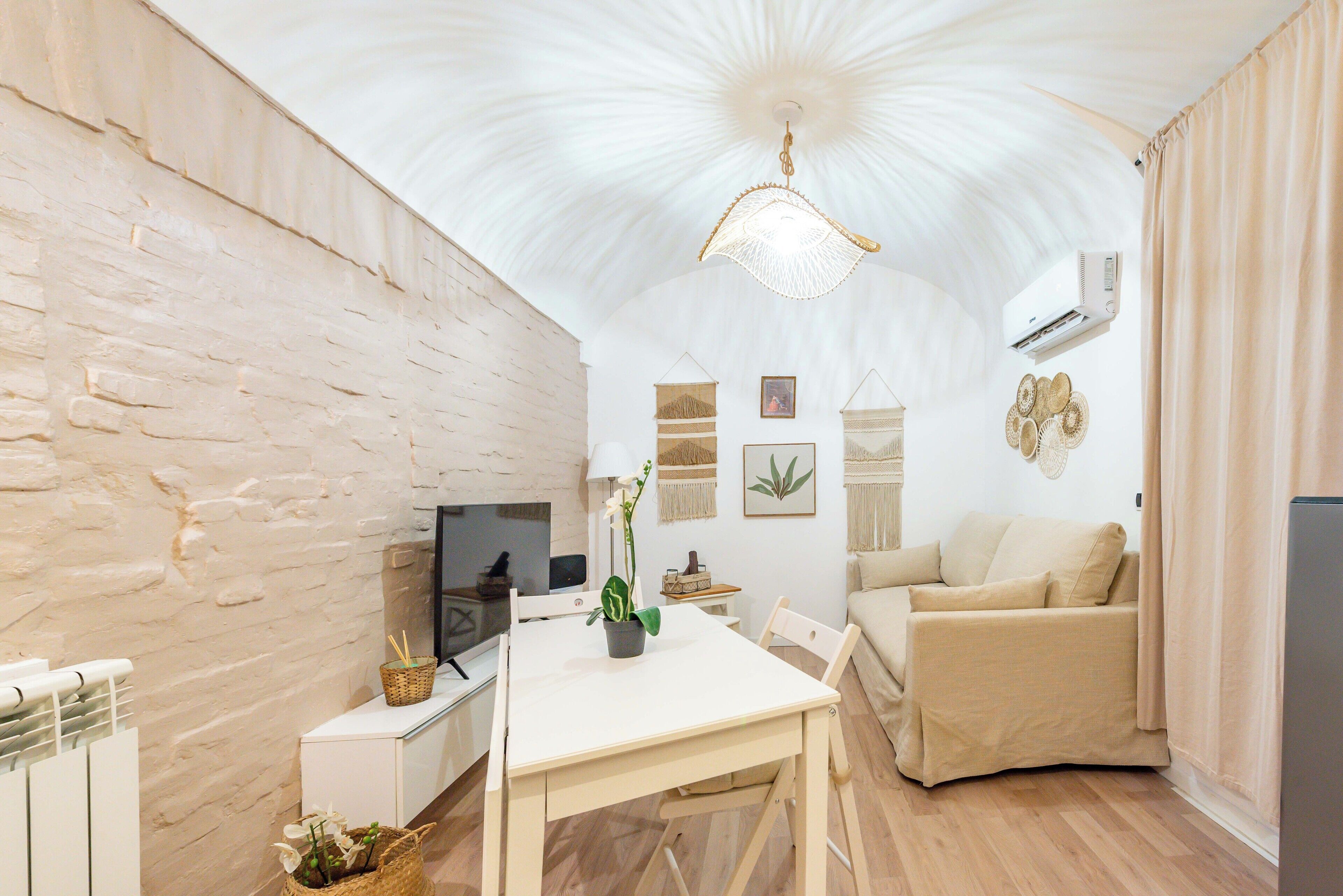 公寓 (1 Bedroom) | 起居区 | 32-英寸智能电视（配备有线频道）