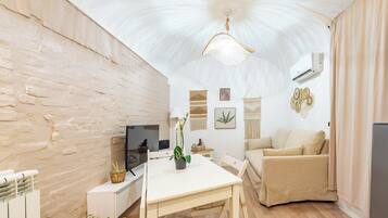 Appartamento (1 Bedroom) | Area soggiorno | Smart TV 32 pollici con canali via cavo