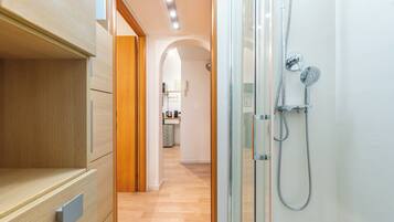 Apartamento (1 Bedroom) | Banheiro | Chuveiro, toalhas de banho